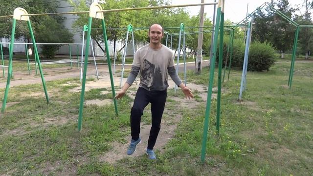Обороты вперёд на турнике на подколеньях - обороты вперёд на перекладине | трюки на турнике