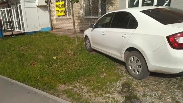 #3 Как газон стал парковочным местом.Автомобиль ежедневно паркуется на газоне, заезжает по тротуару