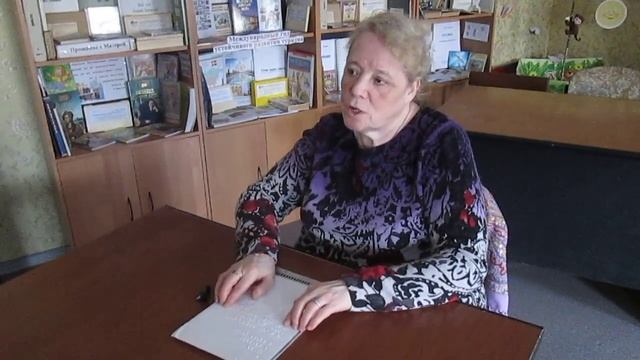 Читательница Балаковского филиала читает с помощью шрифта Брайля