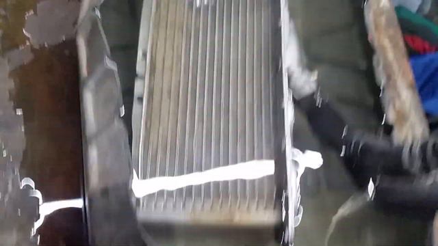 Незадачливый слесарь даёт давление! !!