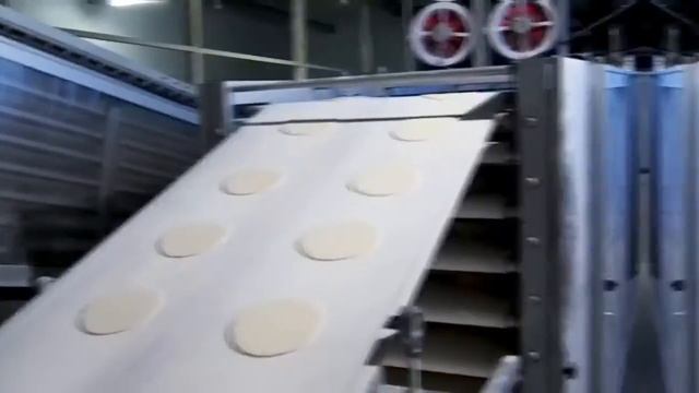 Процесс выпечки ливанского лаваша.