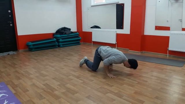 Соединение кувырка вперед с подъемом со спины на ноги с разгибом.