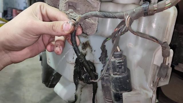 Течь патрубка бочка омывателя Пассат Б7