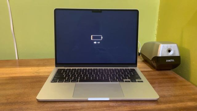 MacBook Air M2(Silver): Battery Empty Screen