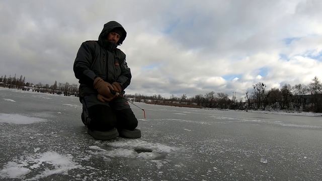 ЗИМНИЙ ЖОР СУДАКА! ловля судака на балансир  рыбалка на хищника