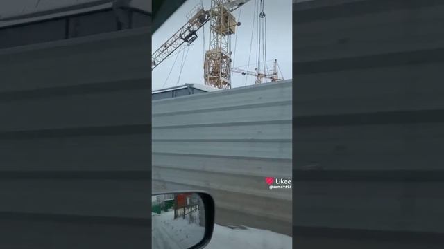 Упал кран от сильного ветра!