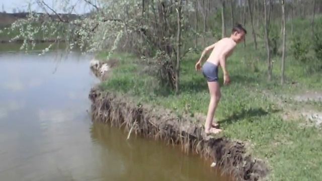 Учитесь делать заднее сальто..в воду :