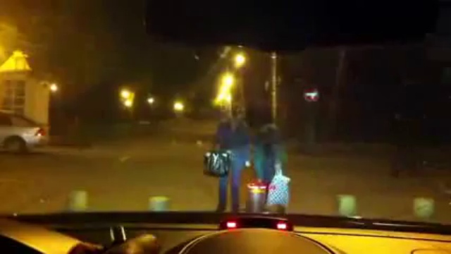 Тролли на парковке с пультом от столбика