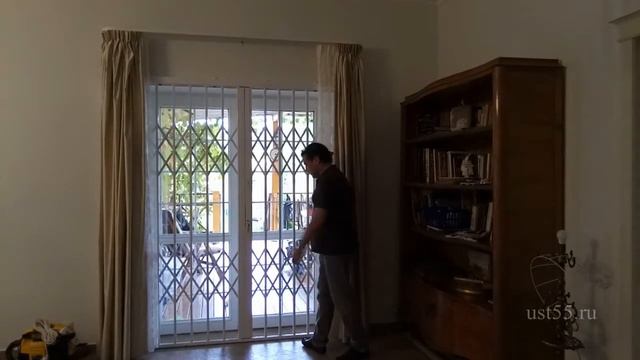 Раздвижная решётка. Двойная гармошка и откидной порог. Ust55.ru