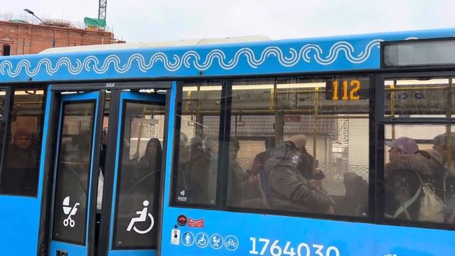 Автобус МАЗ-203.069 следует по маршруту 112 ”м. Братиславская - Капотня”