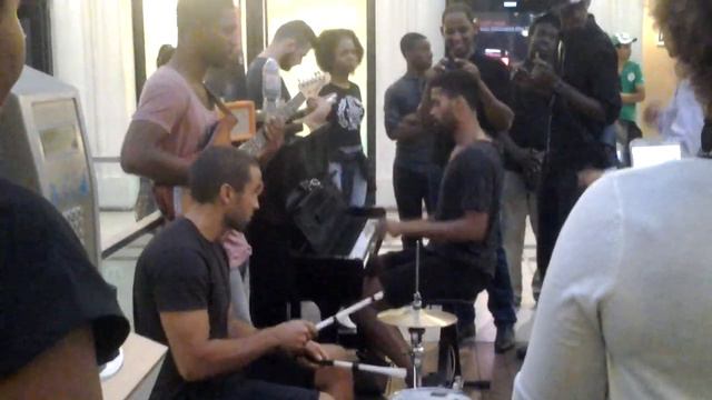 Beauty of paris live street music