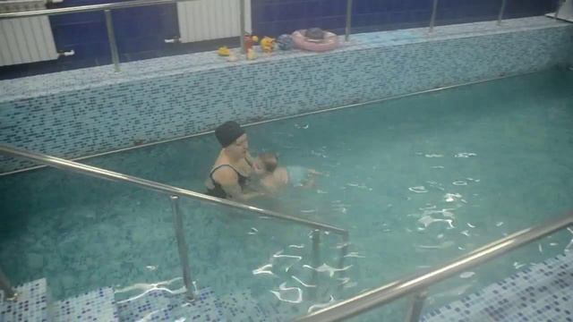 Новорожденные под водой