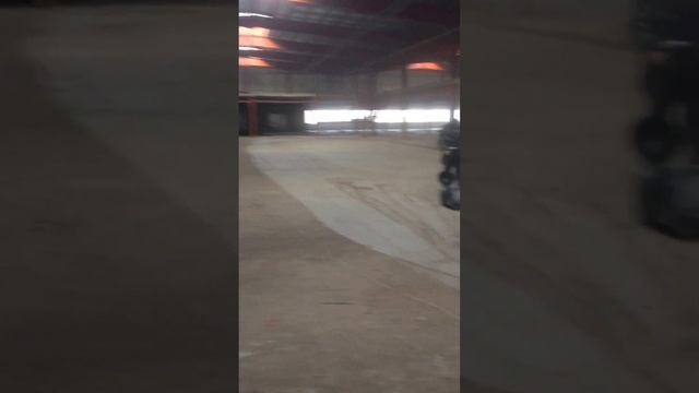 Очистка бетонного пола от строительной пыли, мусора