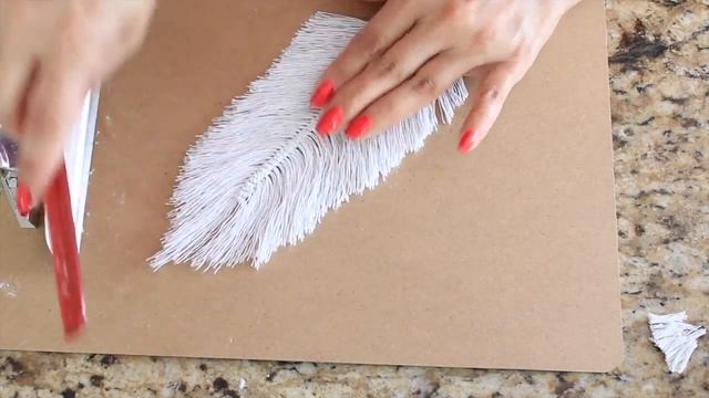 Plumas De Hilo/ Feathers Made Out Of Yarn