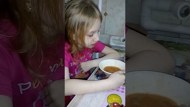 Племянница пробует томатный суп Wellness