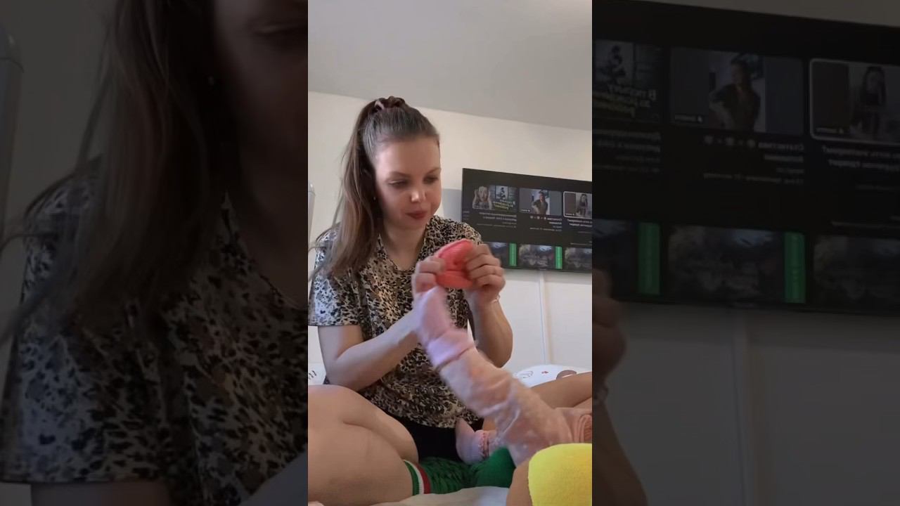 Когда носки по всей квартире ♀️ У вас так же носки не любит одевать?! #декрет #малыш