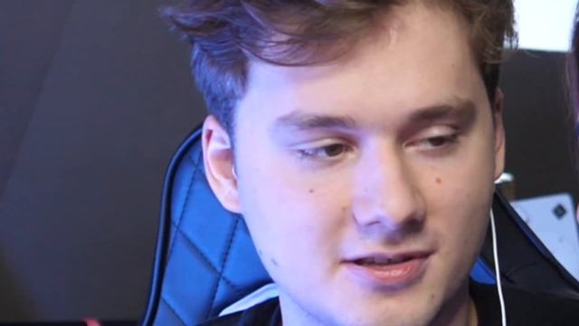 УЧУ СВОЮ ДЕВУШКУ ИГРАТЬ В МАЙНКРАФТ!