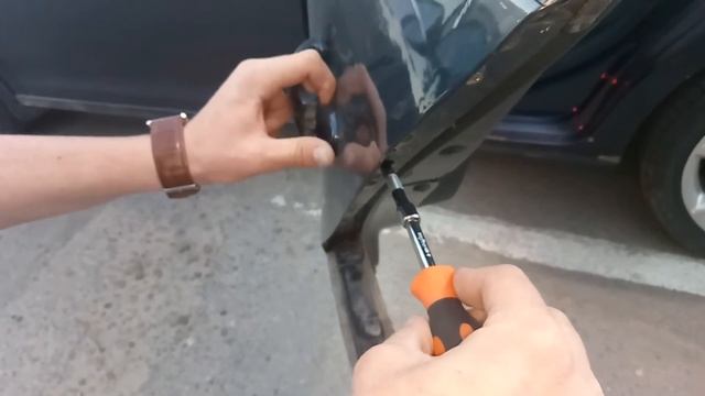 Ремонт дверей: снятие обшивки и замена ручек