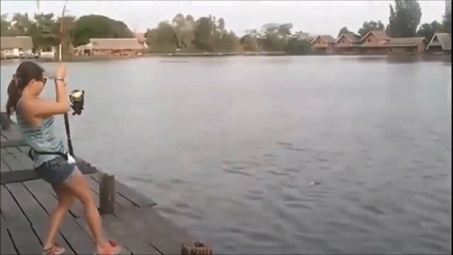 Девушки на рыбалке  Приколы
