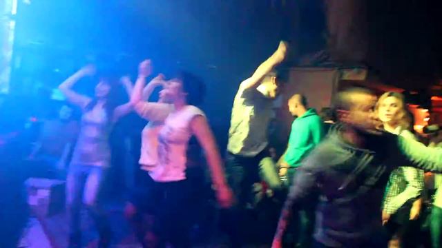 Все танцуют локтями