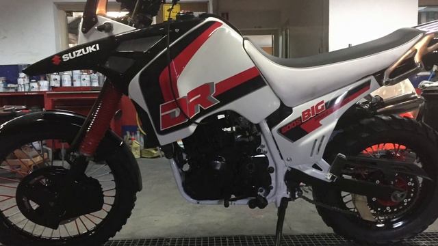 Suzuki DR BIG 800 S Rebuilding / Restauración