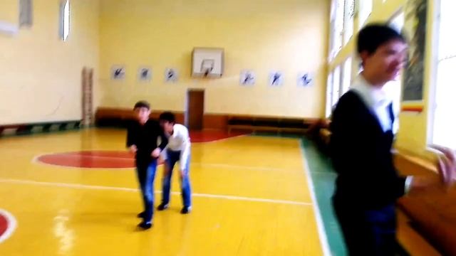 Учимся делать заднее сальто от стенки XD