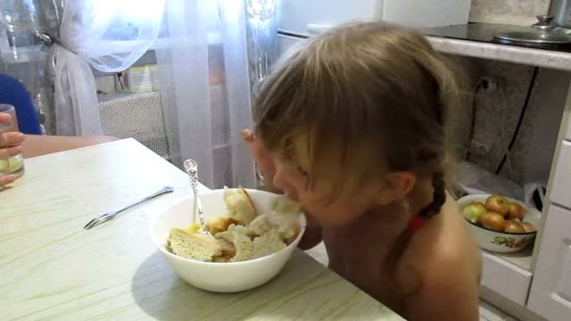 Как надо есть суп)))