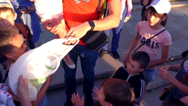 ПЕРВАЯ Встреча с подписчиками в 4 года 2000 конфет SNICKERS и M&M's для детей от