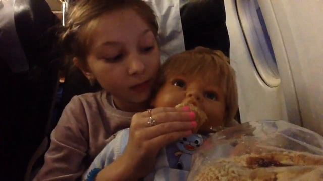 Мы кушаем в самолете