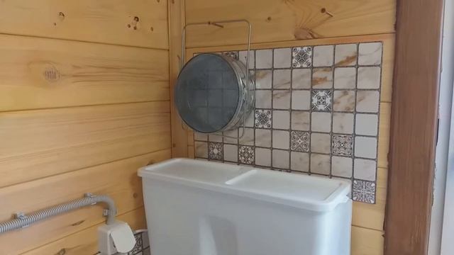 Помещение для работы с мёдом на любительской пасеке