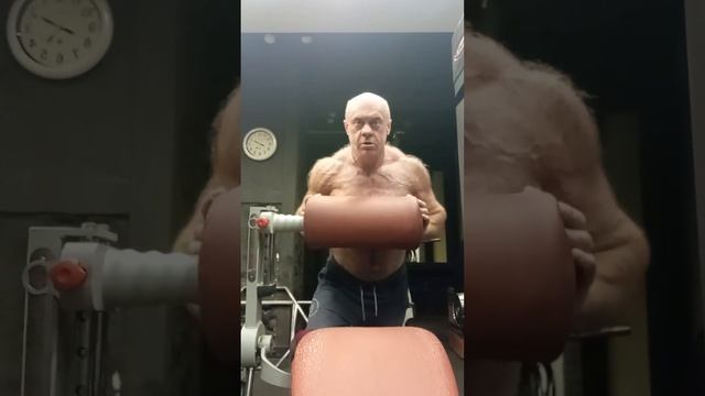 акцент на дельты за счёт угла тела относительно вектора движения рук.