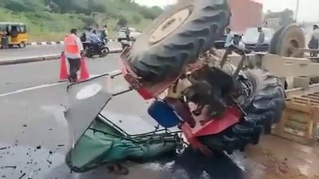 Mercedes और Tractor की Accident || Mercedes की Build Quality आई सामने ! || SL Automobile