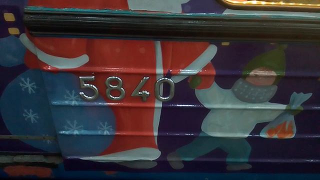 Новогодний Электропоезд 81-710 ЕЖ-3 на станции метро Рязанский проспект