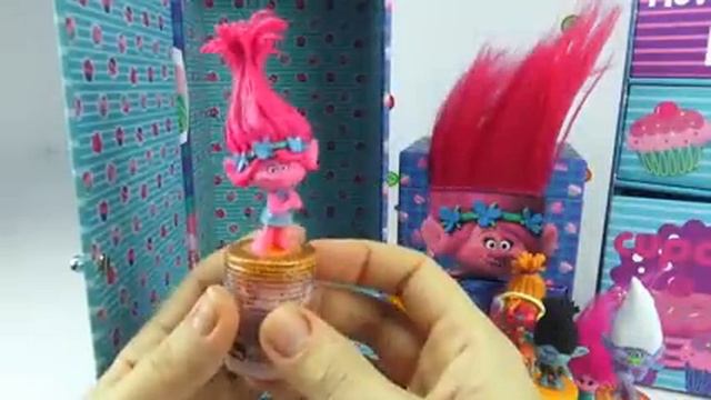 Сюрпризы в лизуне, ищем игрушки из детских мультиков