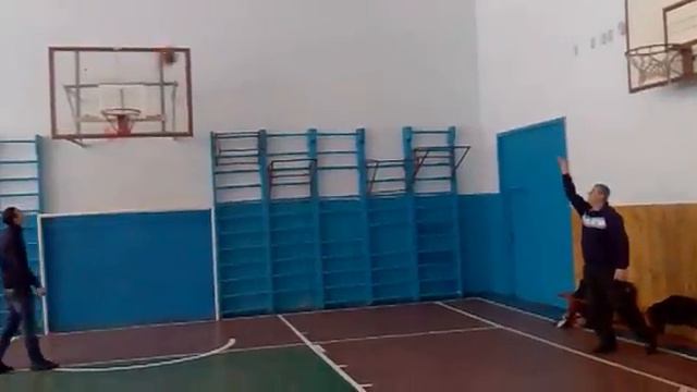 3-x очковый бросок моего учителя по физре ставим 