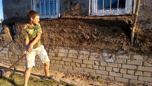 разбиваю стенку кувалдой