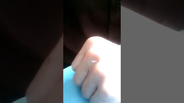 Он воткнул иглу в руку