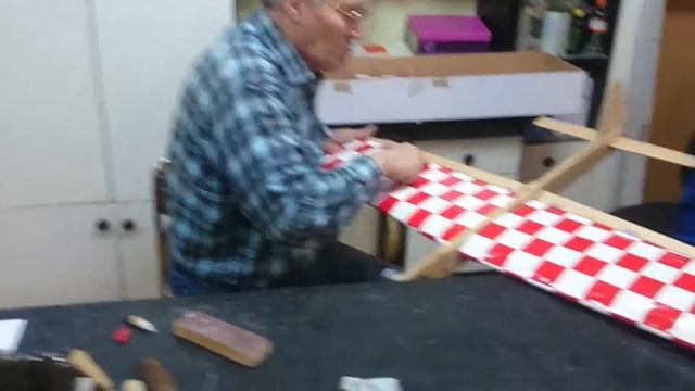 Оклейка кордовой модели самолета в клубе 