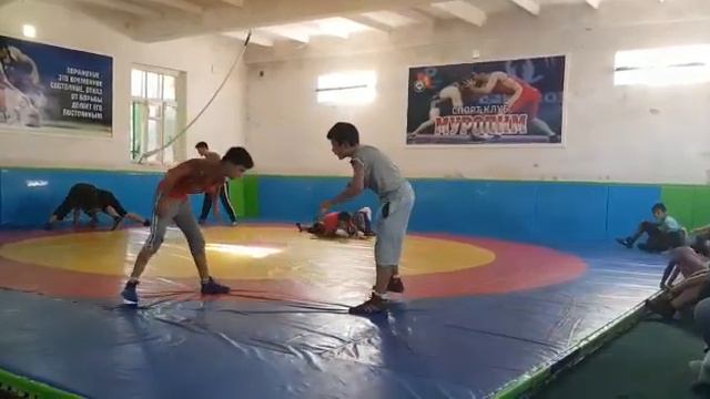 Лучшая схватка потому что там красивые приёмы как бедро бросок и другие Спорт клуб муролим