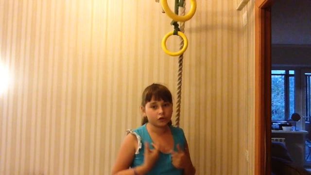 Сегодня я учу кувыркаться на кольцах
