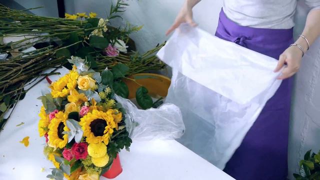 How To Arrange An Enchanted Roses And Sunflowers Bouquet