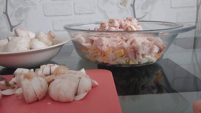 Вкусный салат с копчёной грудкой и шампиньонами