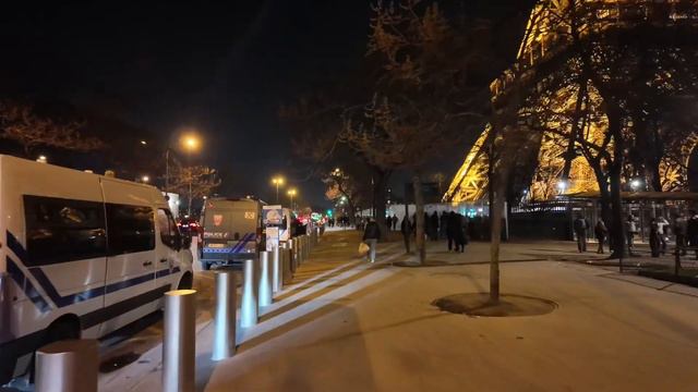 Париж ,вечер. Сена выходит из берегов