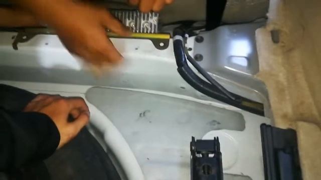 How to remove amplifier car LEXUS 300