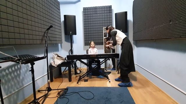 Ника-Вероника учится играть на скрипке