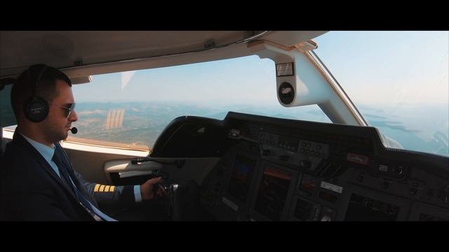 Do PILOTS fly and LAND MANUALLY or JUST PUSH BUTTONS? Approach and landing in Split 4K