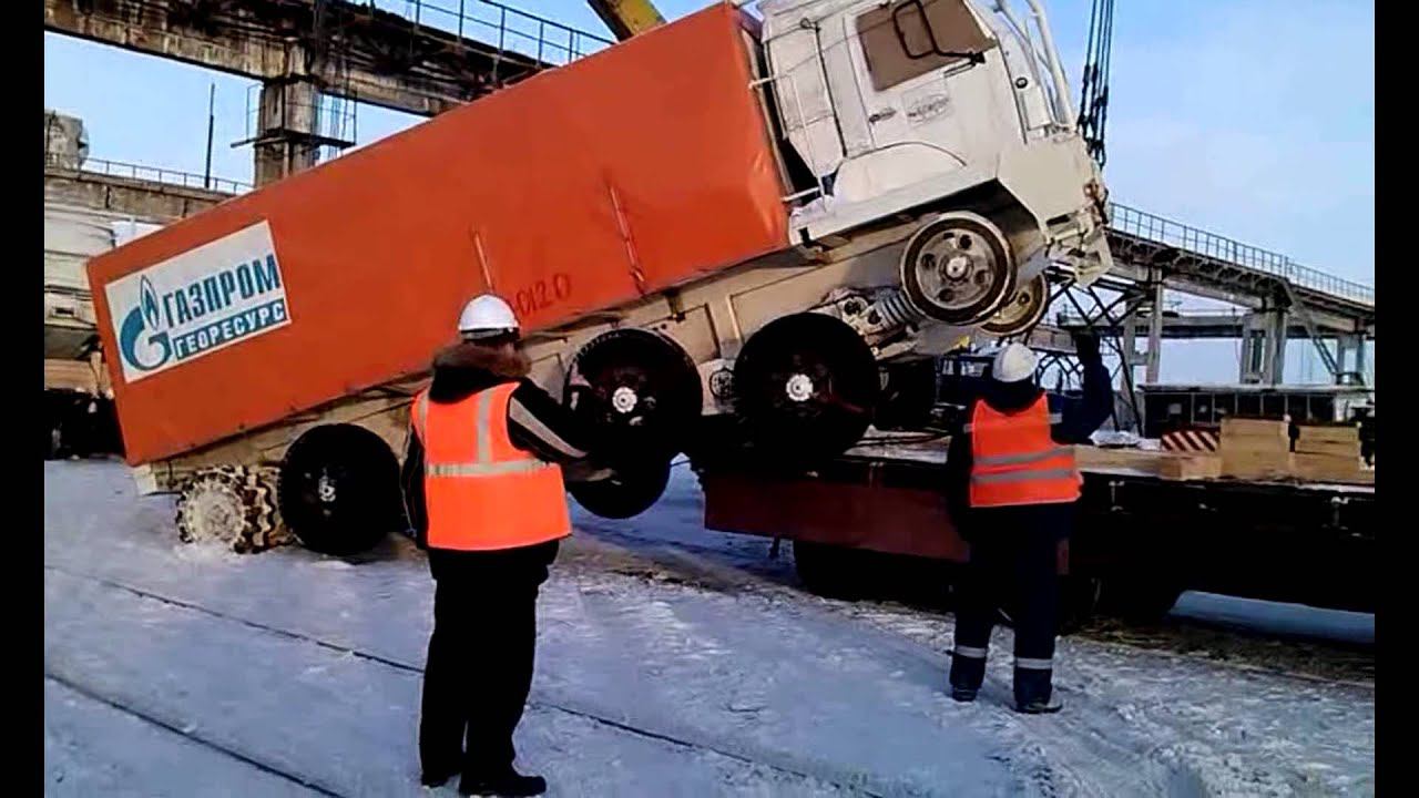 Снятие вездехода СВC24/PC27 двумя автокранами с платформы, один чуть не упал!