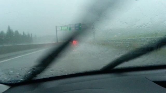 Kia Ceed гонит под дождиком