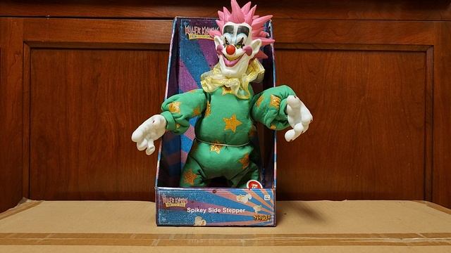 Spirit Halloween Killer Klowns From Outer Space Spikey Side Stepper Review!
