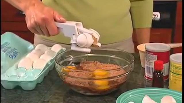 Приблуда для разбивания яиц (и отделения желтка) из Китая (разумеется!)